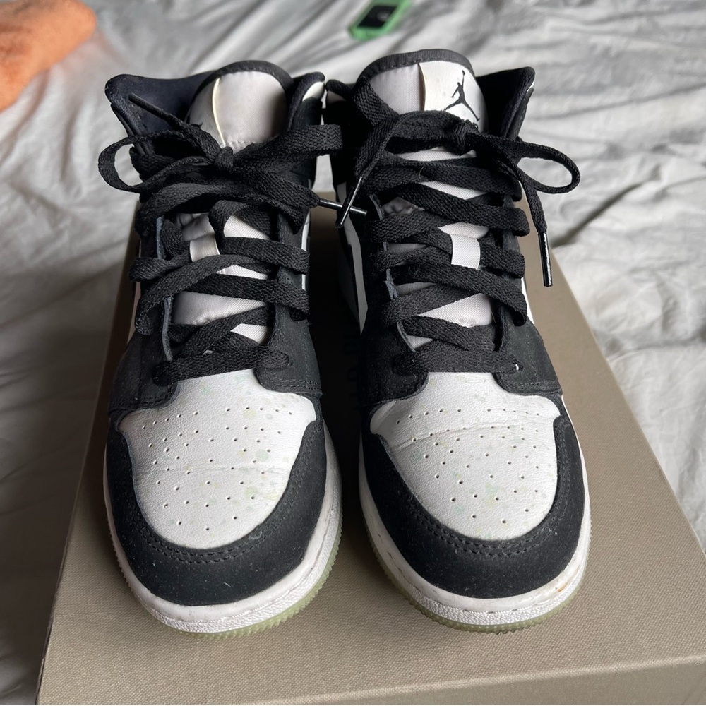Air Jordan 1 Mid SE ‘Glow in the Dark Panda’ BQ6931-103 - Picture 4 of 4